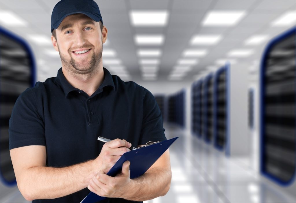 Brandschutztechniker mit Prüfprotokoll fertig zur Brandschutzüberprüfung